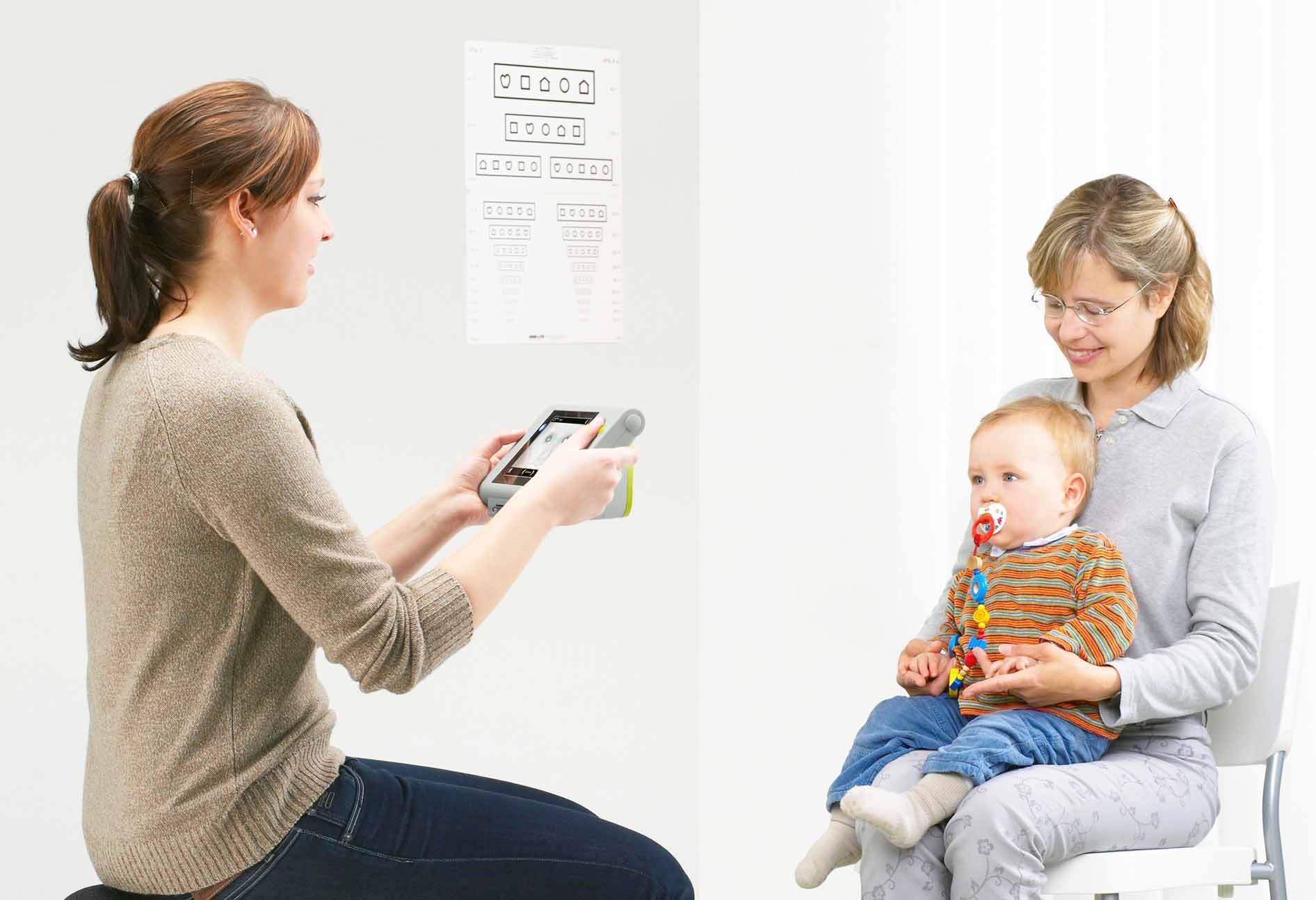 Una mujer tomando una fotografía de un bebé.