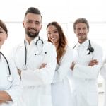 Un grupo de pediatras posando para una fotografía.