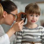 En el suroeste de Houston, un otorrinolaringólogo especializado en pediatría está examinando a una niña.