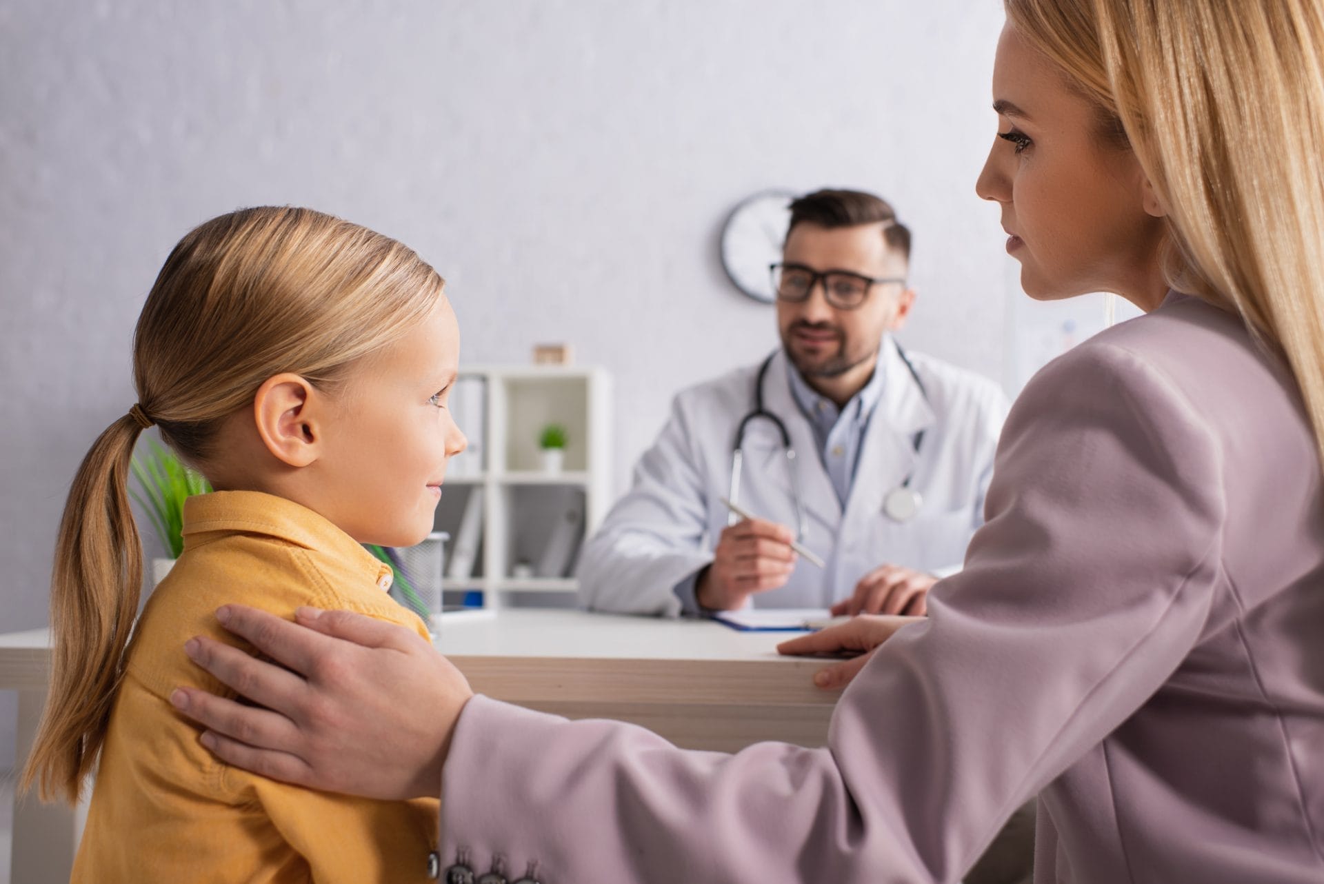 Una niña está en su primera visita al pediatra.