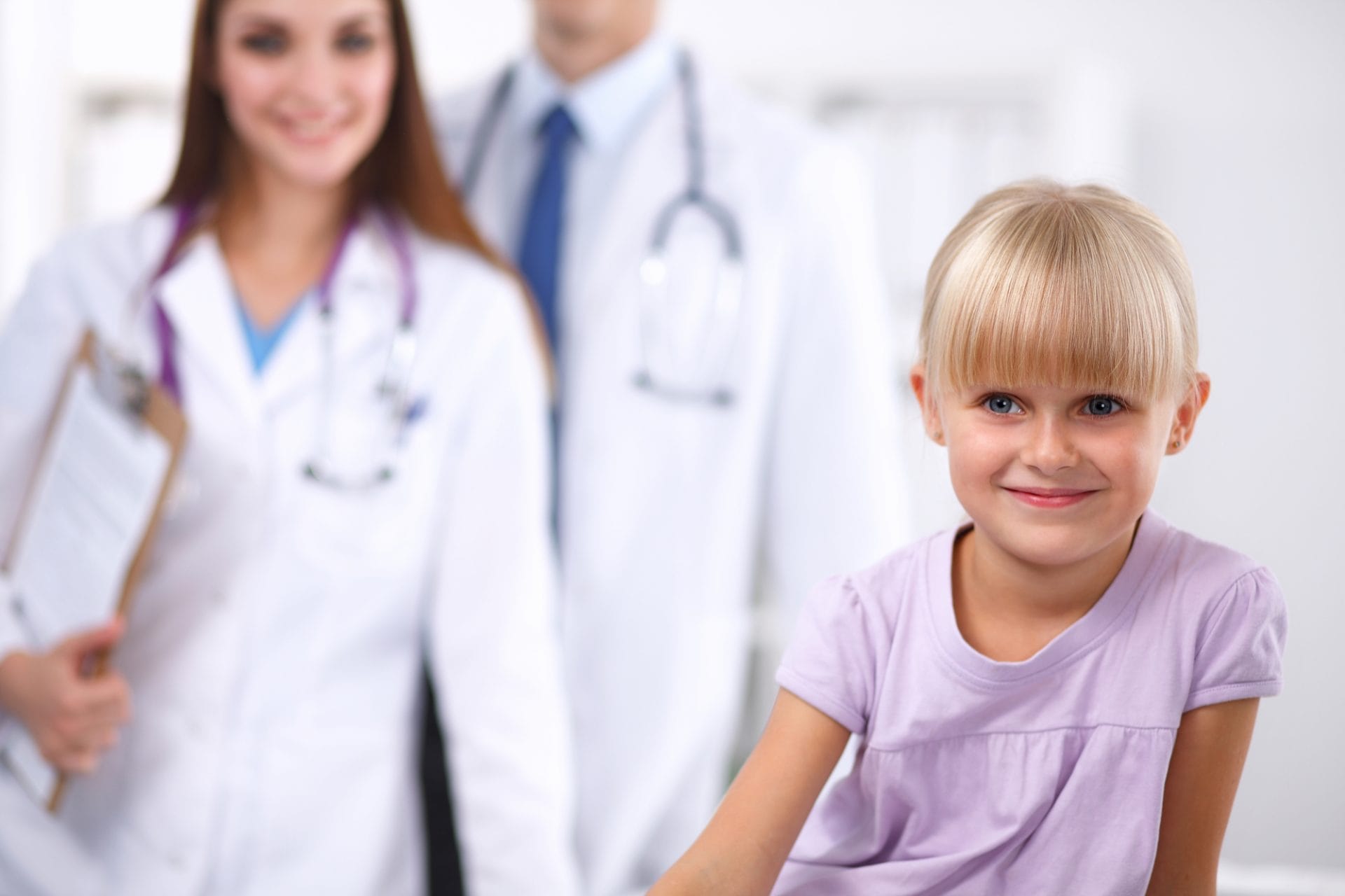 Una niña está sentada en el consultorio de un pediatra importante en Houston.